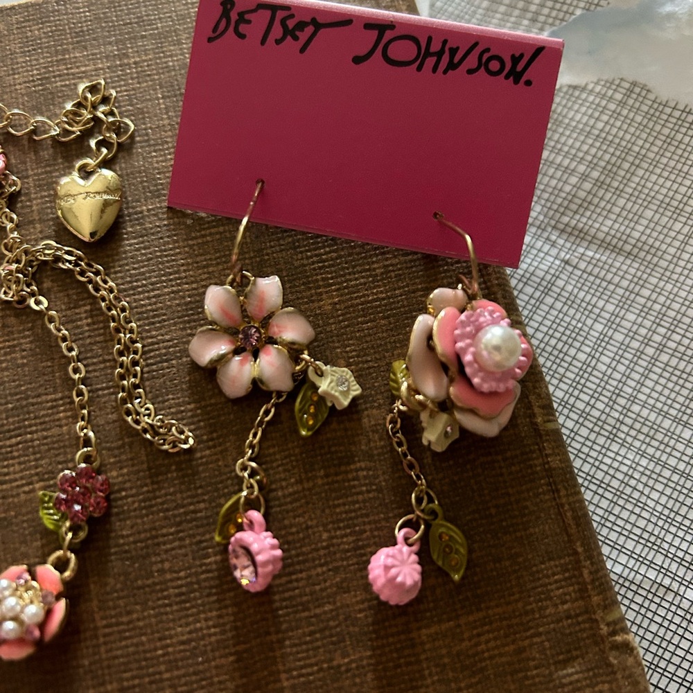 Betsey Johnson Pink Flowers Earrings, Necklace and Bracelet set - Picture 3 of 6